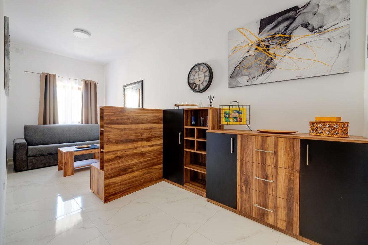 Idyllic Apartment Steps From The Promenade Sliema Bagian luar foto