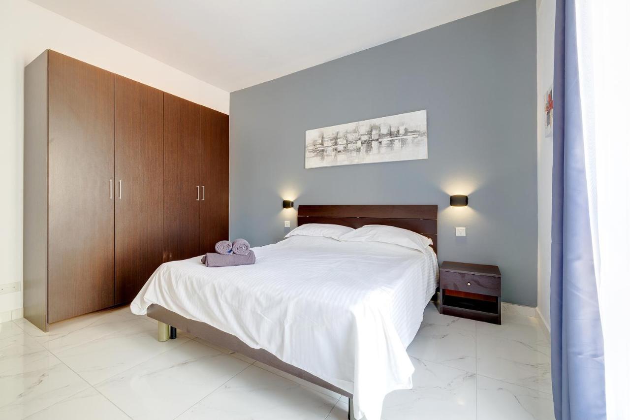 Idyllic Apartment Steps From The Promenade Sliema Bagian luar foto