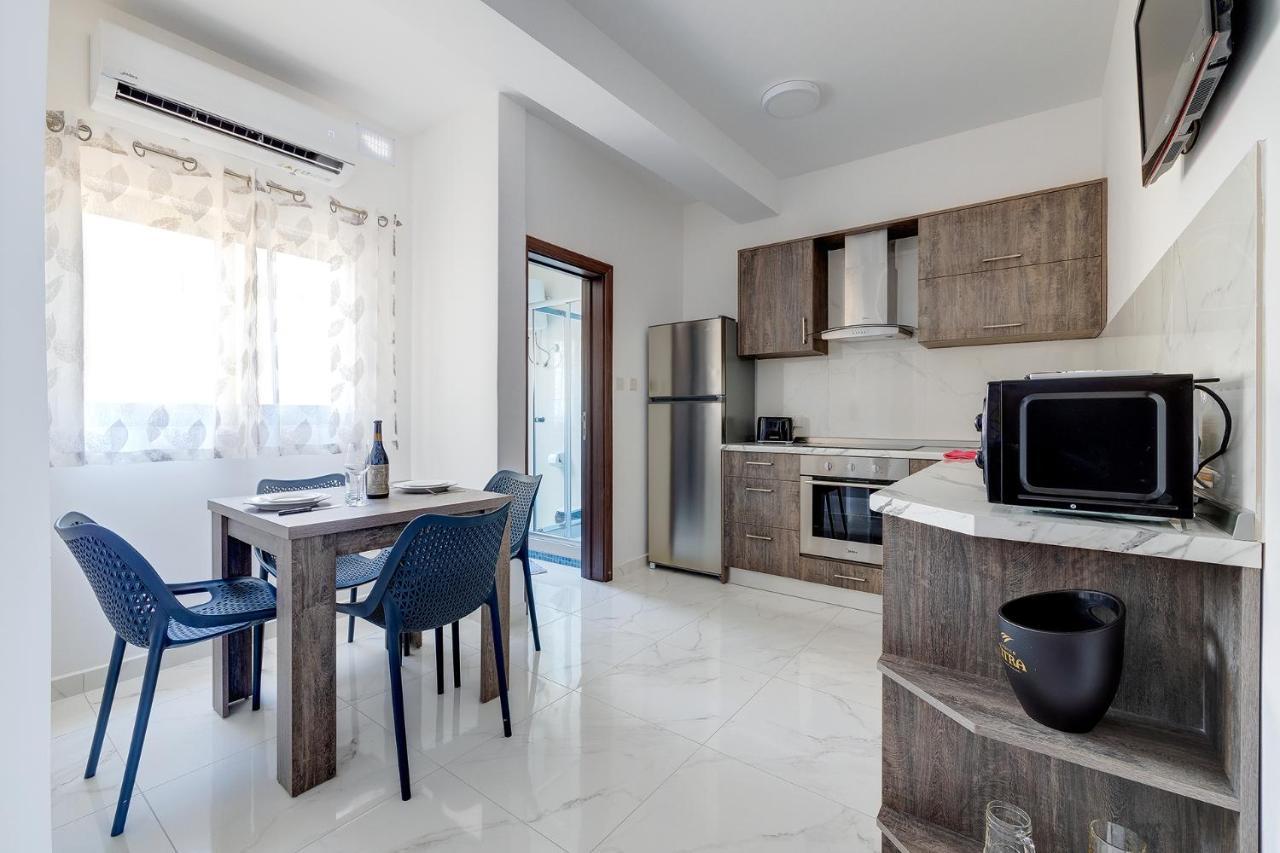 Idyllic Apartment Steps From The Promenade Sliema Bagian luar foto