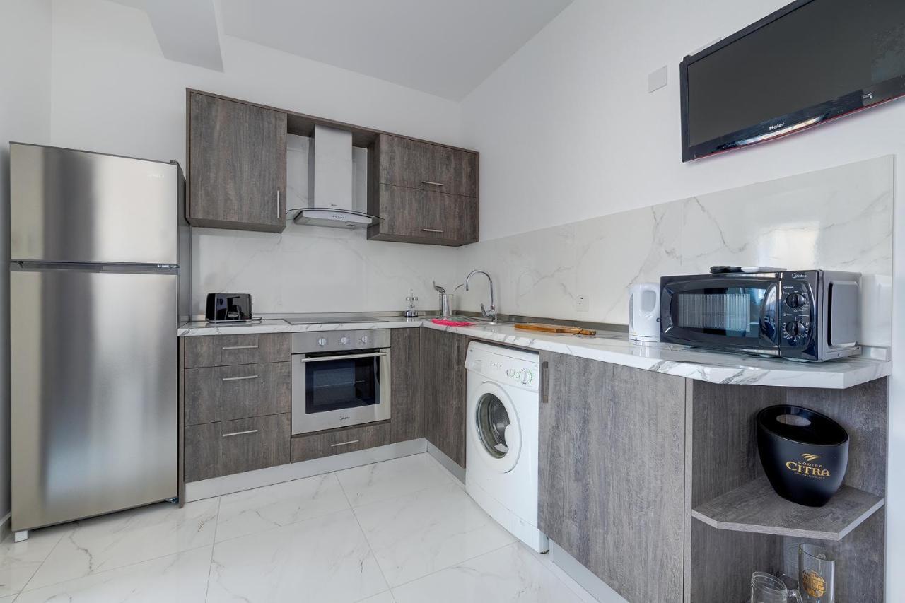 Idyllic Apartment Steps From The Promenade Sliema Bagian luar foto