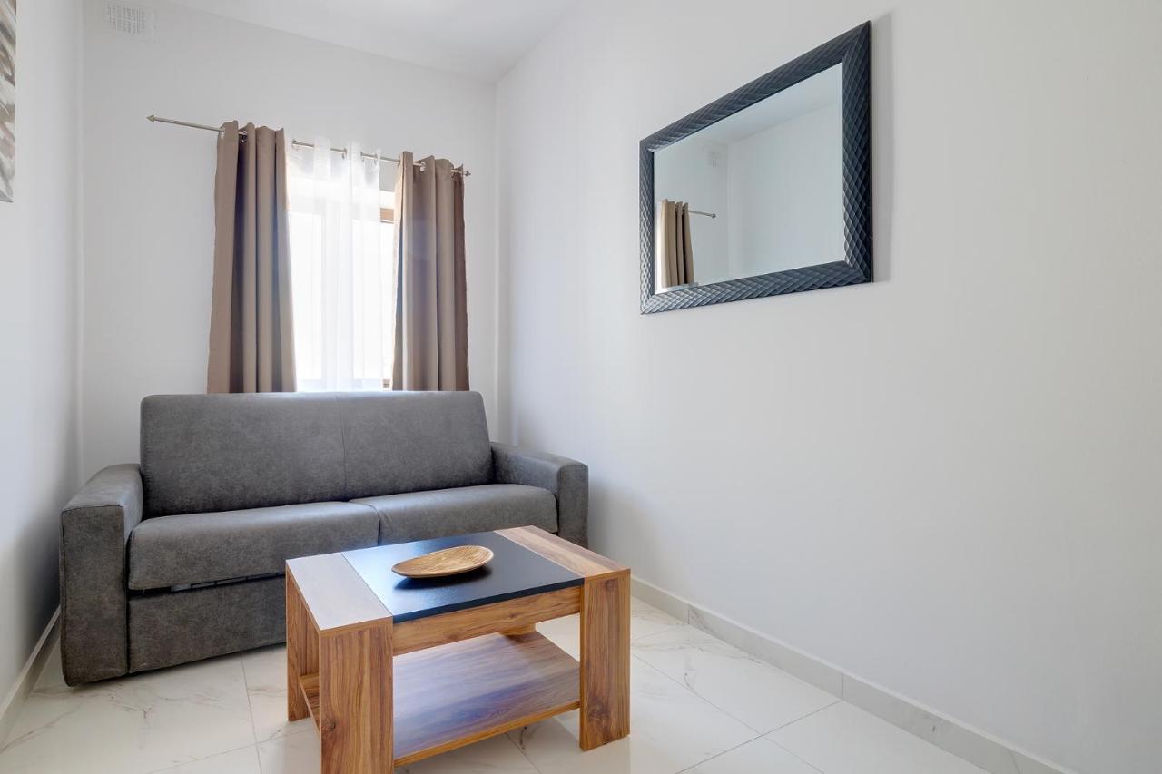 Idyllic Apartment Steps From The Promenade Sliema Bagian luar foto