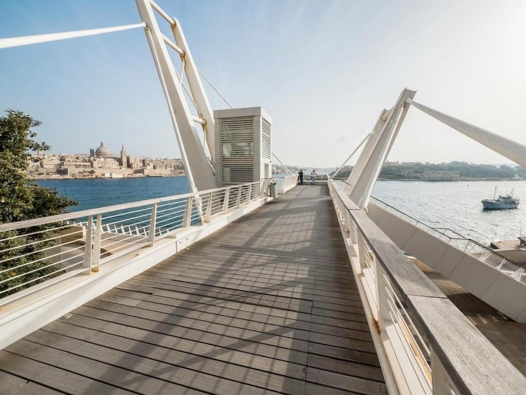 Idyllic Apartment Steps From The Promenade Sliema Bagian luar foto