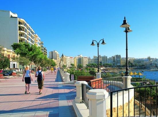 Idyllic Apartment Steps From The Promenade Sliema Bagian luar foto